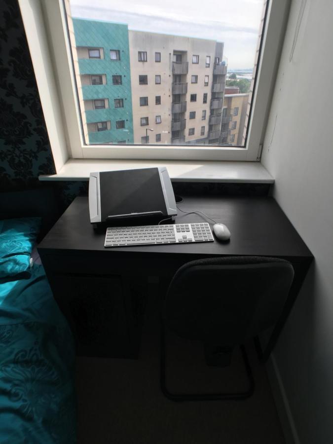 Luxury 2 Bed Penthouse Apartment Near Station Londra Exterior foto